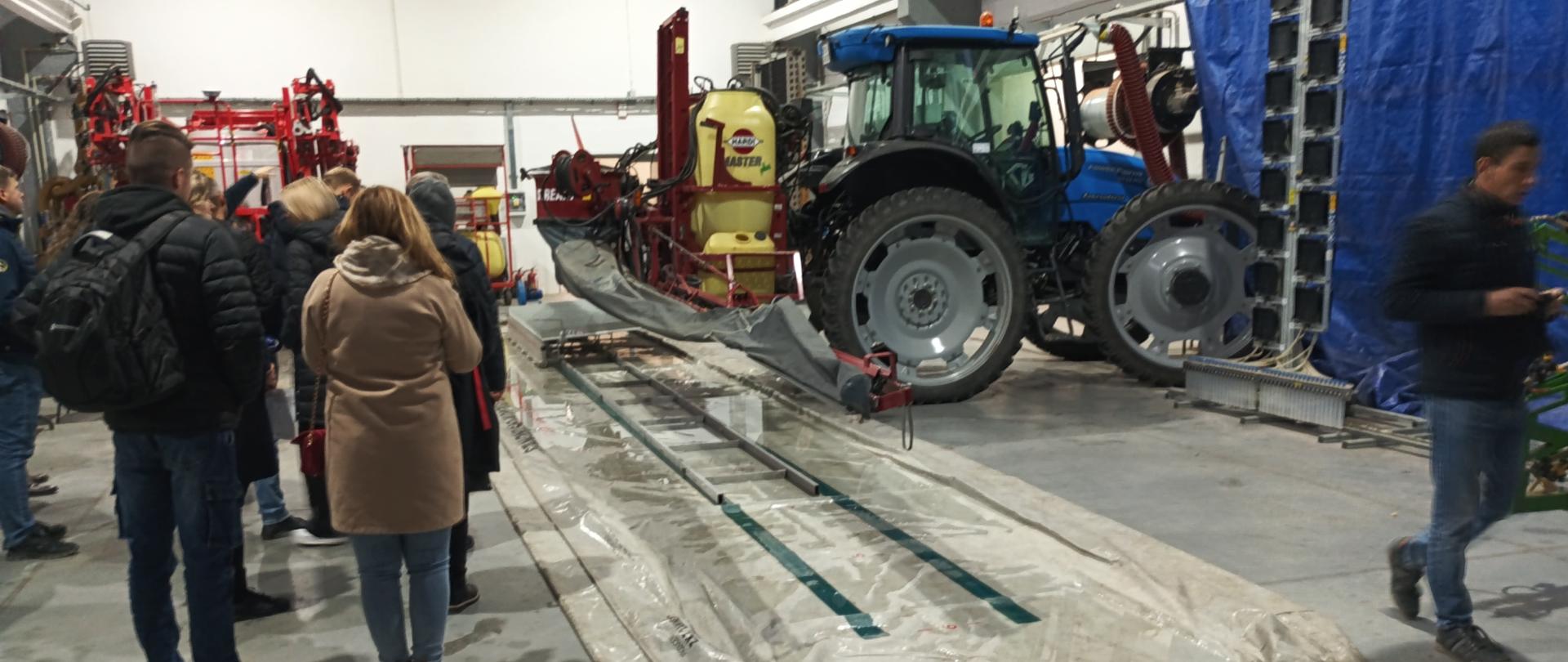 Widok osób uczestniczących w szkoleniu i sprzętu na hali