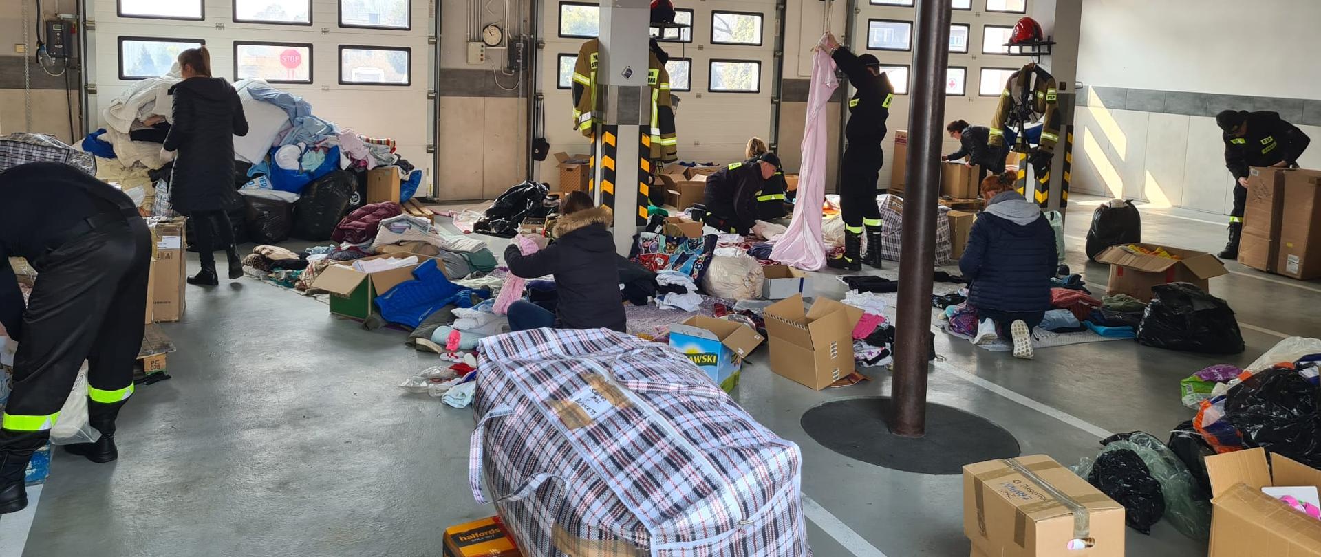 Na zdjęciu pracownicy starostwa oraz strażacy sortują przekazane przez mieszkańców powiatu dary dla ofiar wojny na Ukrainie