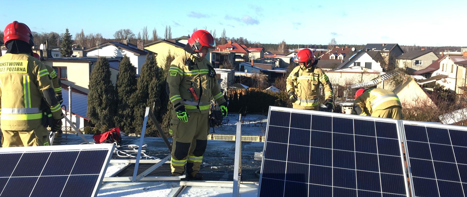 widoczne miejsce zdarzenia ze szkodami wiatrowymi oraz służby usuwające zagrożenie