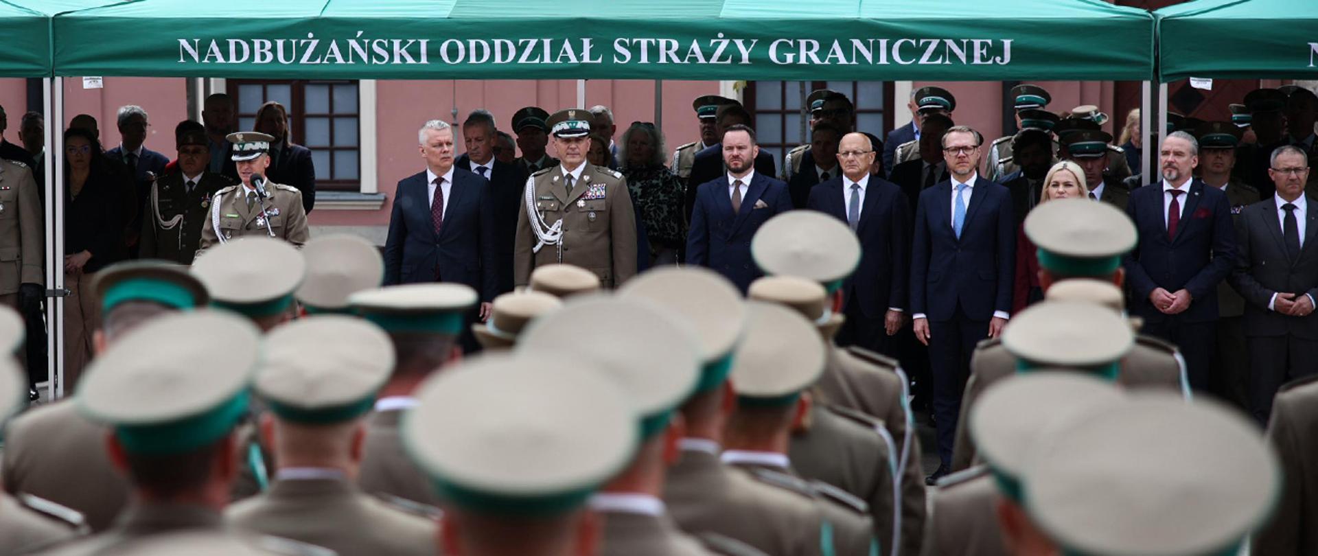 Na zdjęciu widać ministra Tomasza Siemoniaka wraz z pozostałymi uczestnikami uroczystości