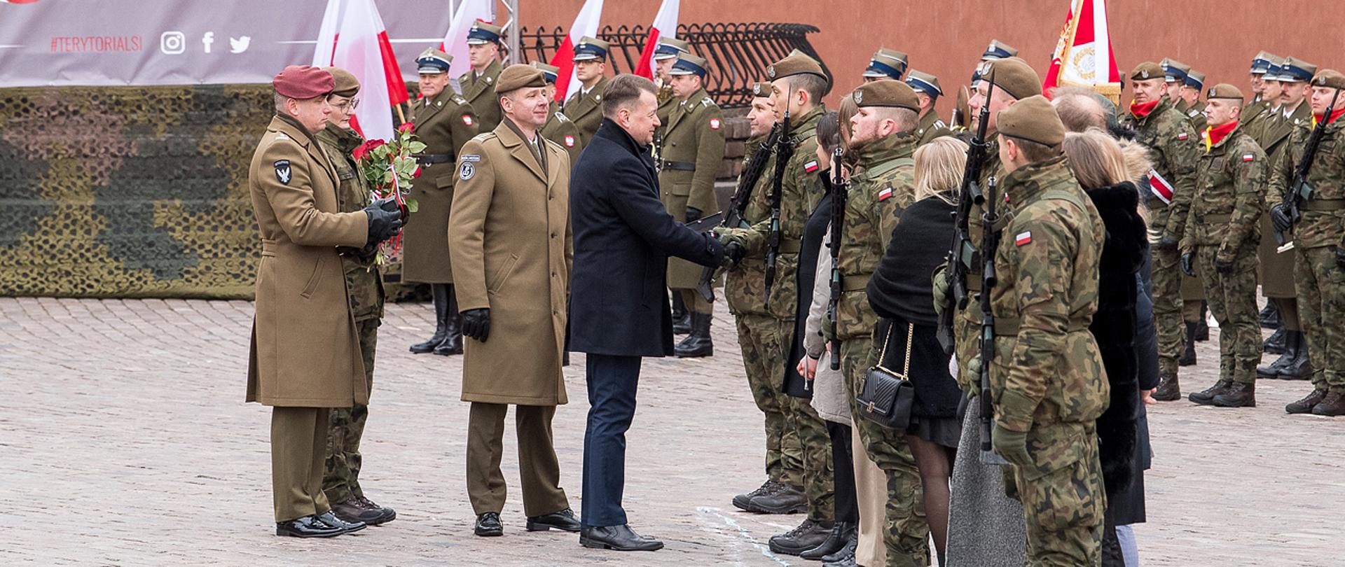 W niedzielę, 26 lutego br. na Placu Zamkowym w Warszawie, szef MON uczestniczył w przysiędze wojskowej żołnierzy 18. Stołecznej Brygady Obrony Terytorialnej. 