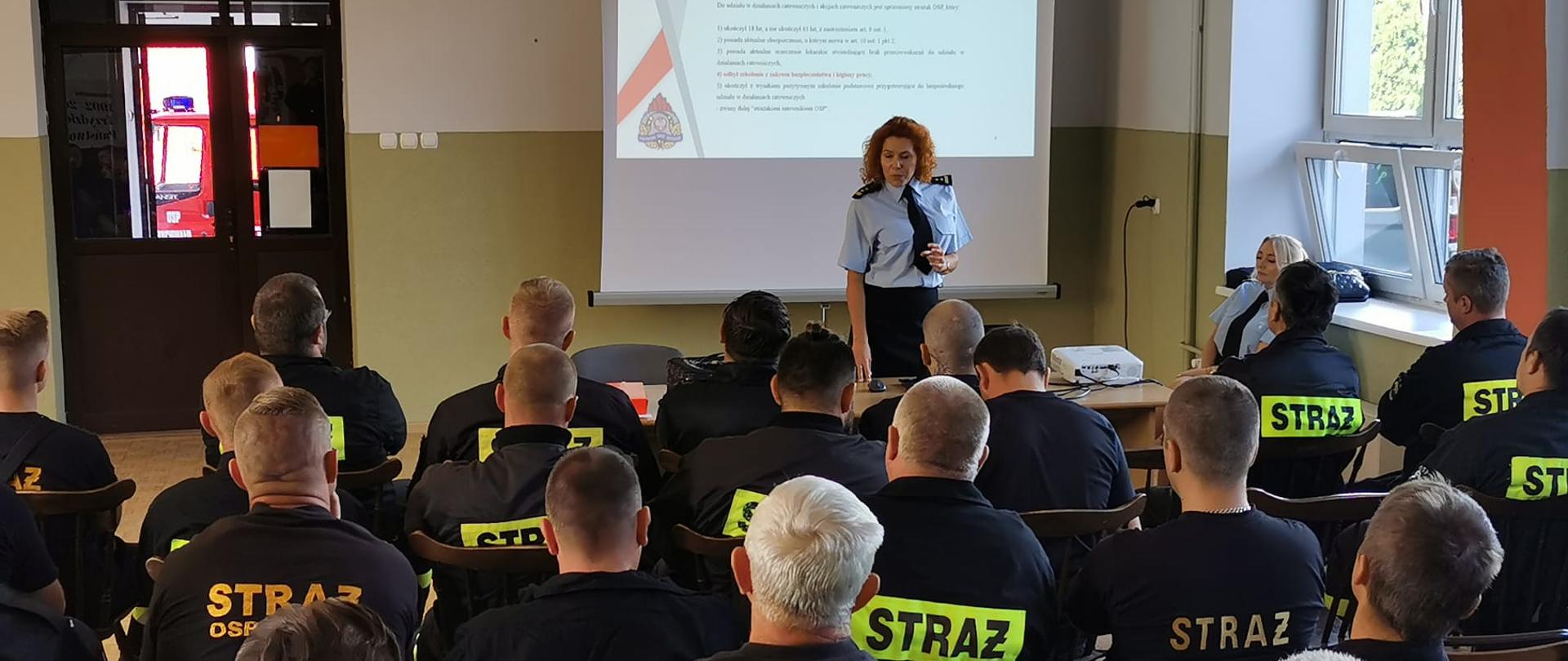 Szkolenie dla naczelników OSP z zakresu Bezpieczeństwa i Higieny Pracy wykłady na sali prowadzone przez funkcjonariusza z KW PSP Katowice