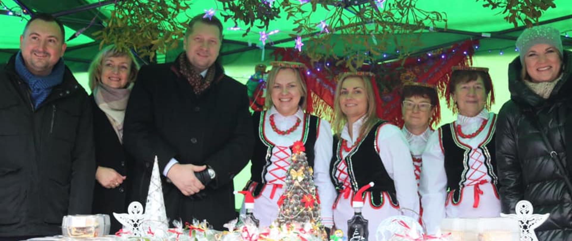 Jarmark Bożonarodzeniowy w Poniatowej z udziałem ministra Przemysław Czarnka, minister Przemysław Czarnek w towarzystwie koła gospodyń wiejskich i mieszkańców Poniatowej.