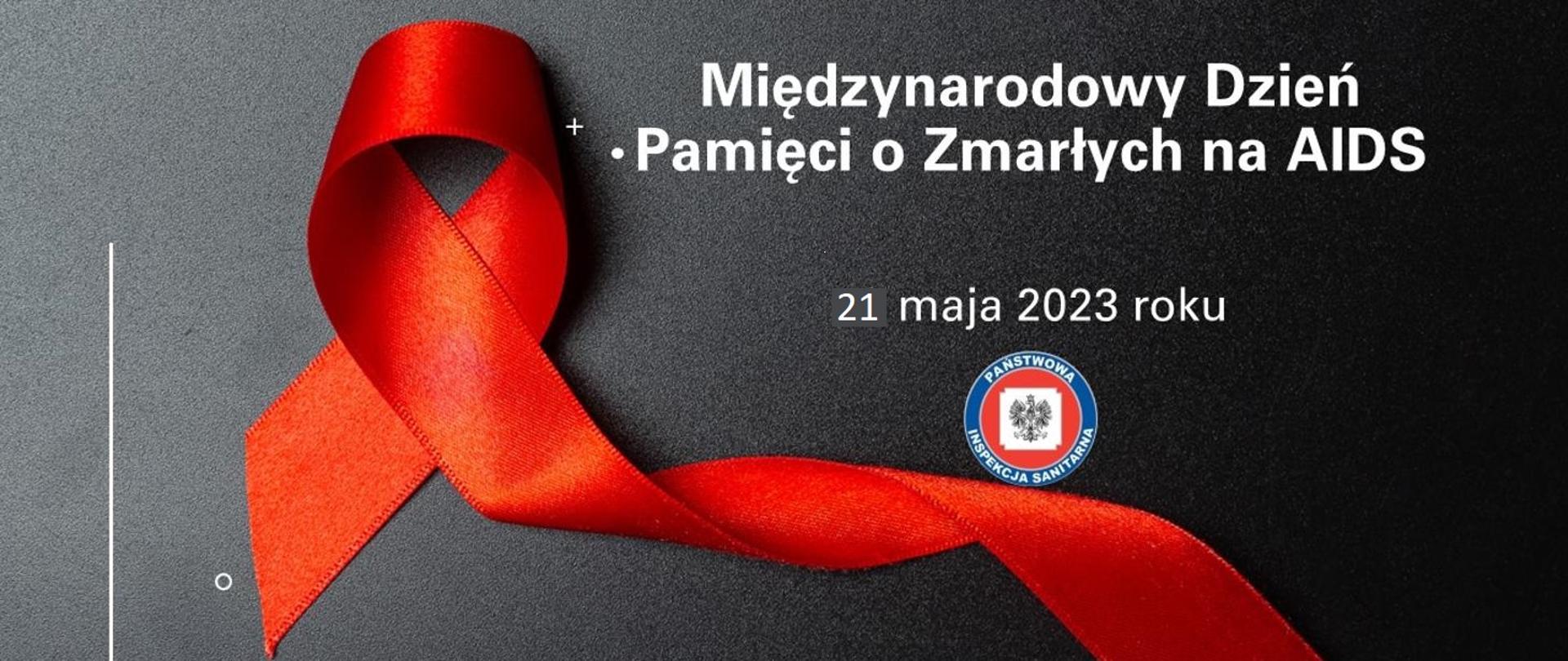 czarowana kokarda na ciemnym tle widnieje napis Międzynarodowy Dzień Pamięci o Zmarłych na AIDS z datą 21maja 2023