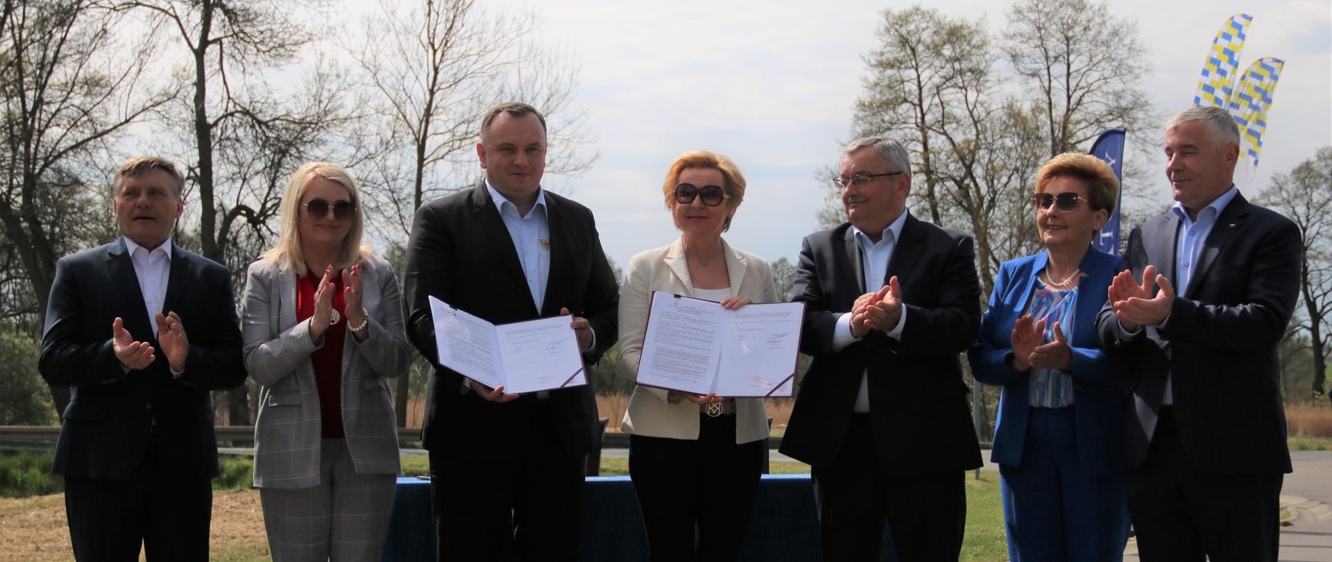 Minister infrastruktury Andrzej Adamczyk w towarzystwie samorządowców oraz posłów z regionu po podpisaniu umowy dofinansowania