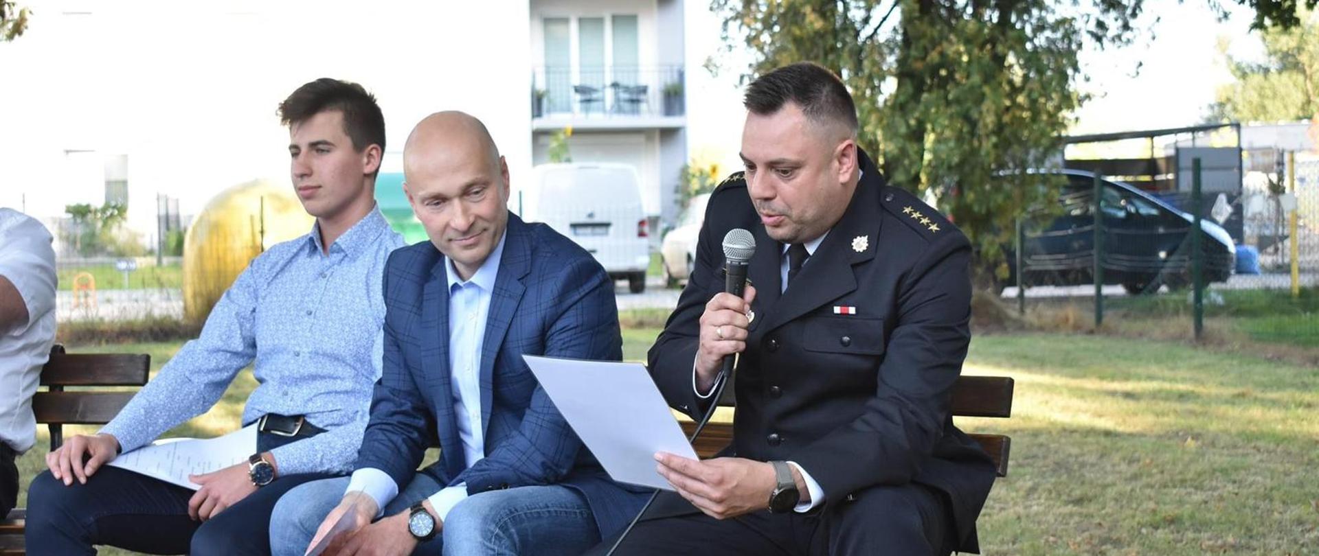 Komendant Powiatowy PSP w Stargardzie czyta.