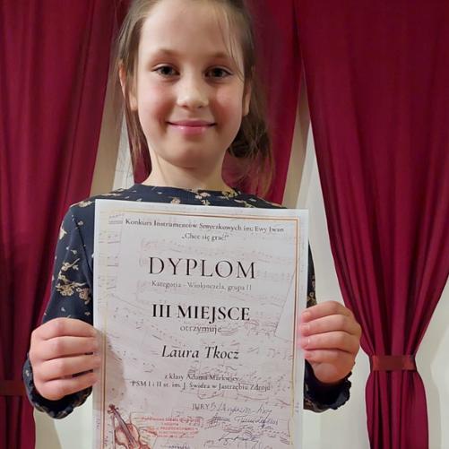 Dziewczynka trzyma dyplom III miejsce