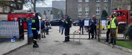 Strażacy pomagają przy obsłudze osób zarejestrowanych na szczepienie