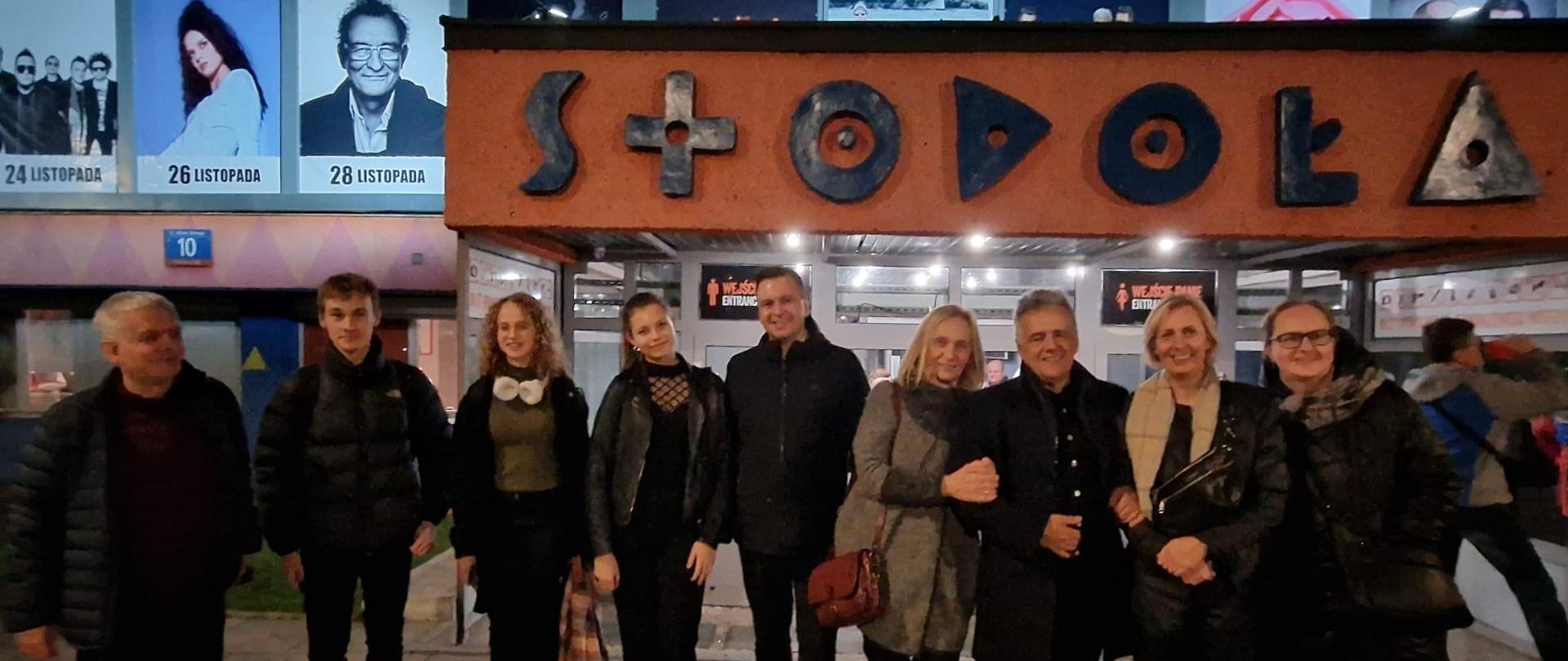 Uczestnicy wycieczki stoją przed klubem Stodoła w Warszawie