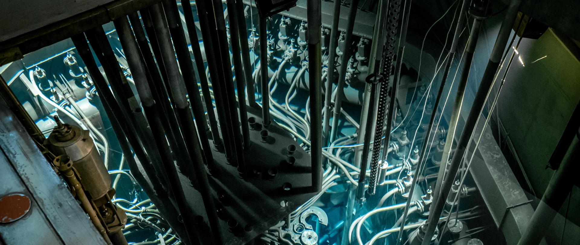 Wnętrze rektora badawczego MARIA - widoczne promieniowanie Czerenkowa w reaktorze