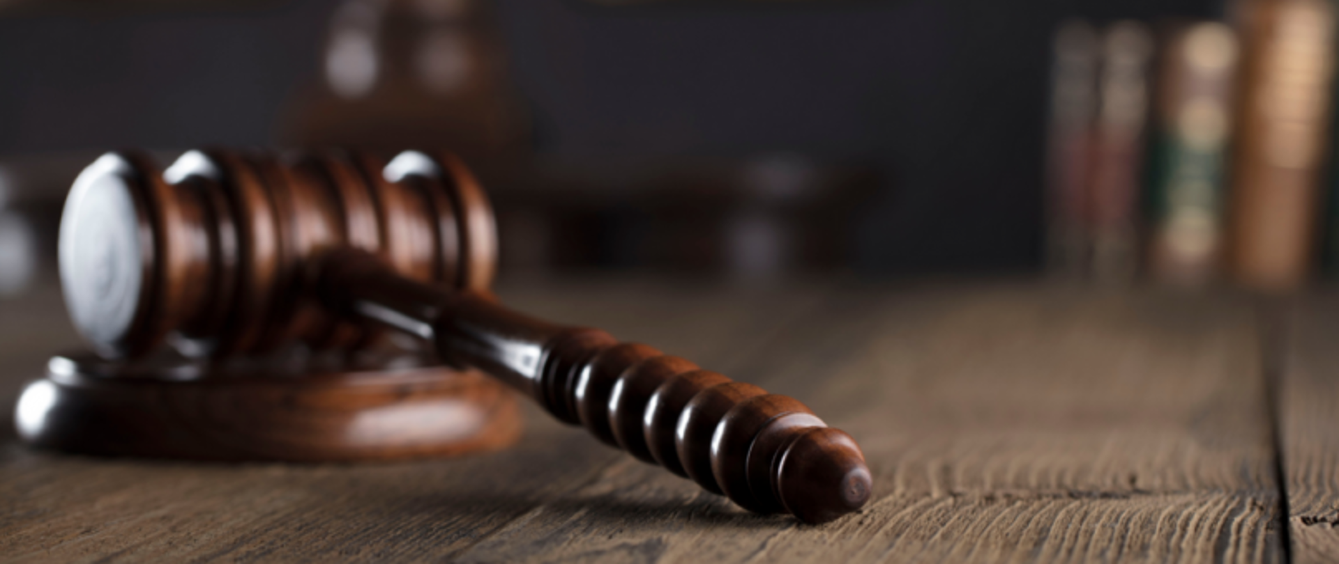 Młotek sędziowski na podkładce.