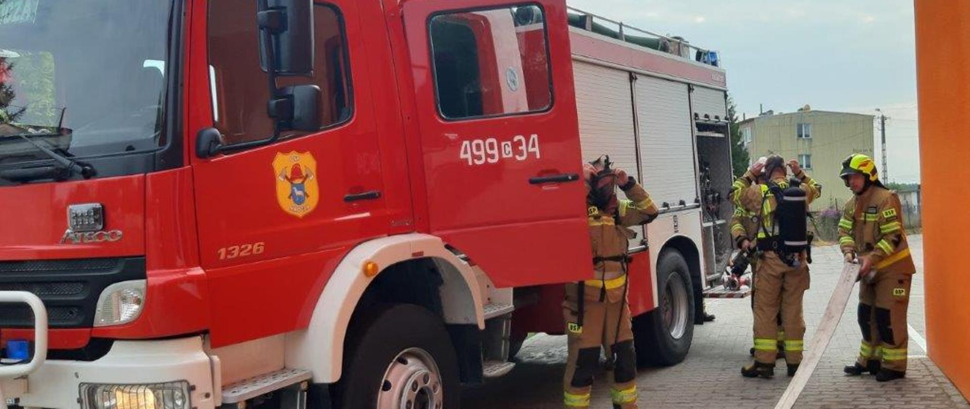 Na zdjęciu strażacy podczas ćwiczeń