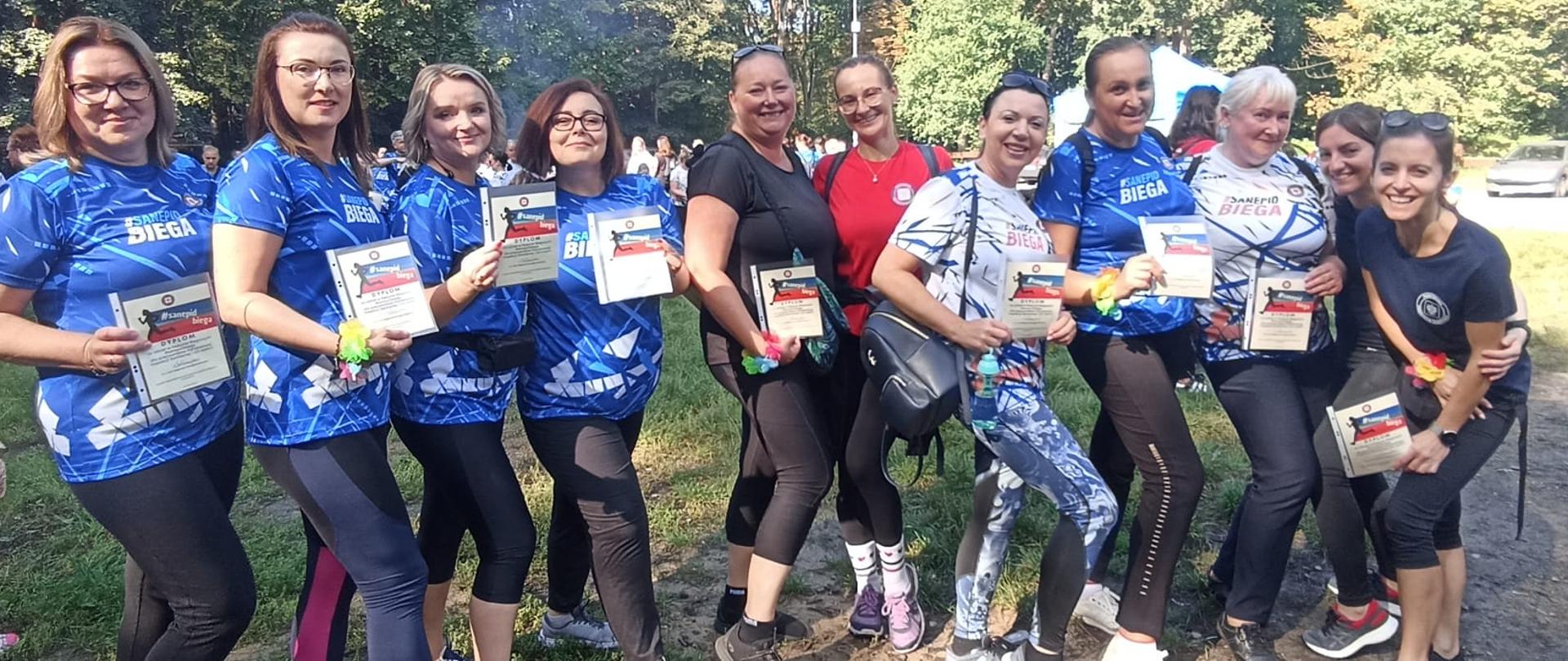 #biegajzsanepidem ludzie z dyplomami 