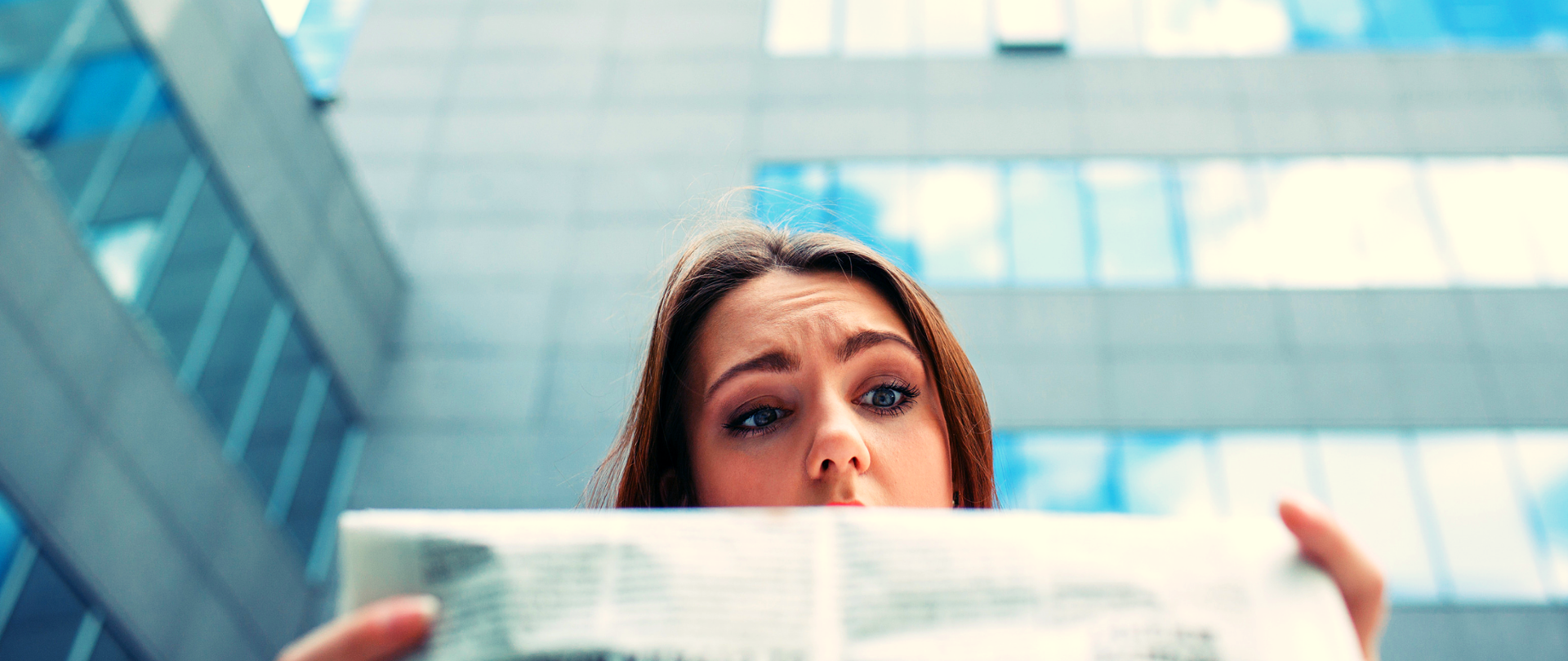 Kobieta czytająca gazetę