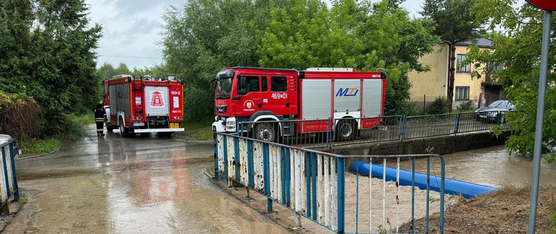 Samochody strażacki na ul. Garbarskiej w Działoszycach.
