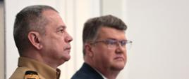 Wiceminister MSWiA Maciej Wąsik oraz zastępca komendanta głównego PSP nadbrygadier Arkadiusz Przybyła w sali konferencyjnej KPRM 