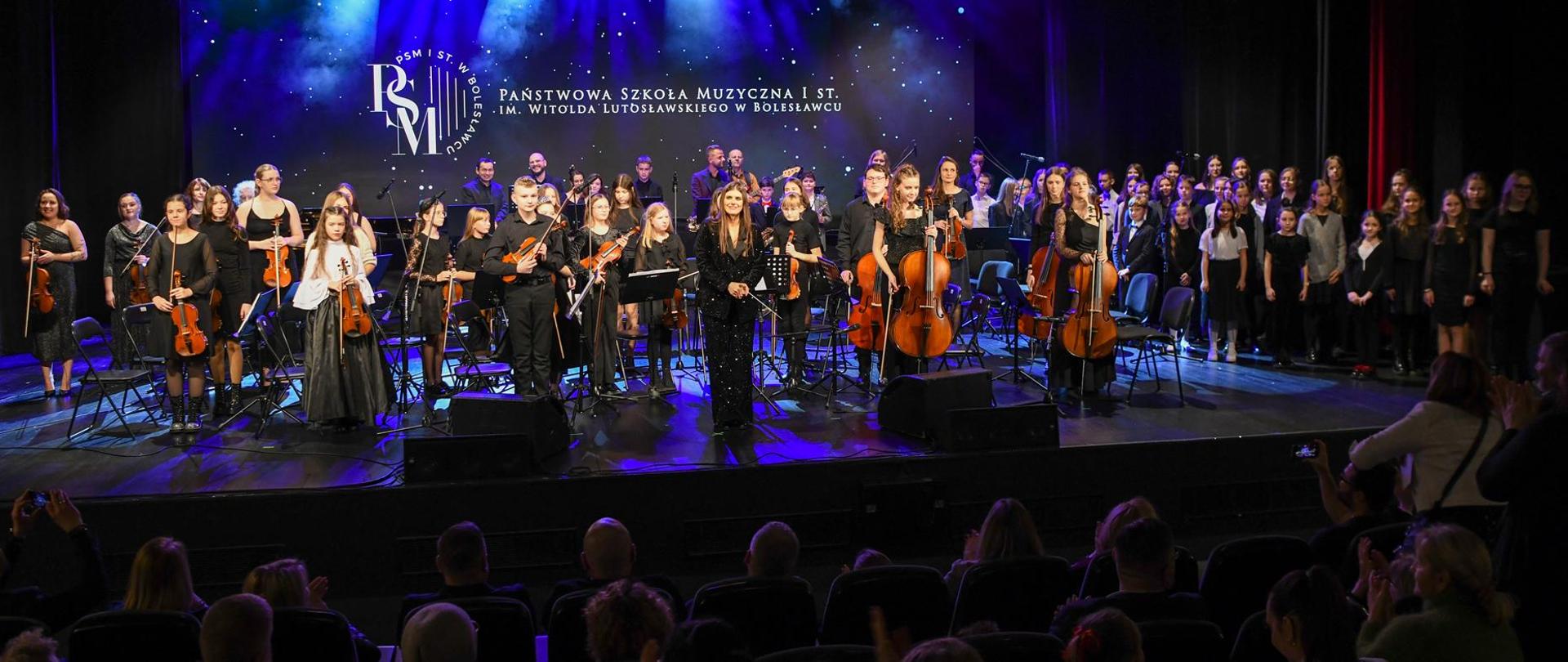 Zdjęcie przedstawiające wykonawców Koncertu Noworocznego, który odbył się 16.01.2025 r. w sali kina "Forum" w Bolesławcu.