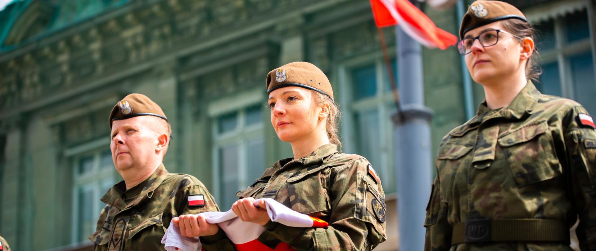 Poczet flagowy w trakcie uroczystości 