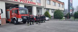 Strażacy stoją na baczność na uroczystej zbiórce