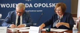 Wojewoda Opolski w trakcie podpisywania umowy z gminą Paczków
