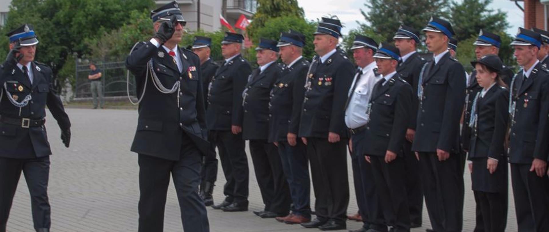 przegląd pododdziałów podczas uroczystości na placu przed remizą OSP