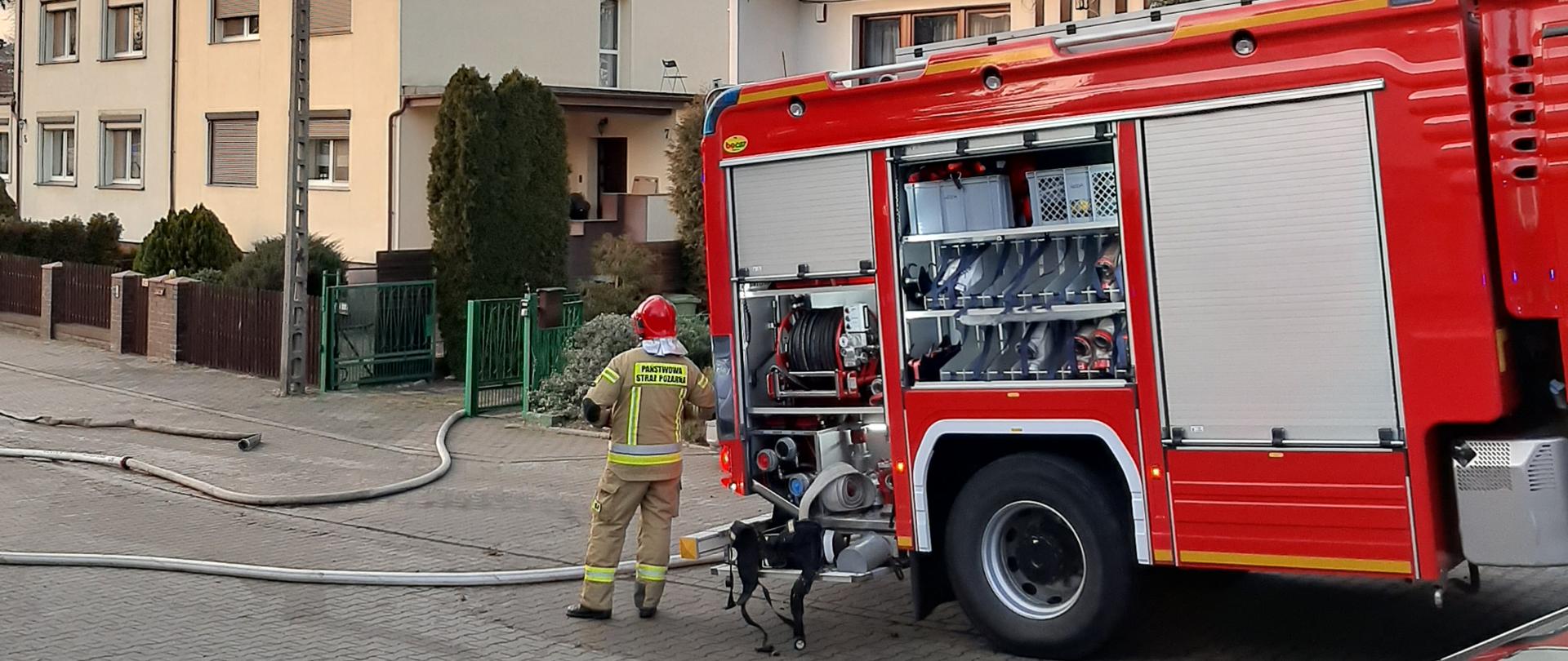 Rozwinięcie z samochodu gaśniczego sprzed posesji