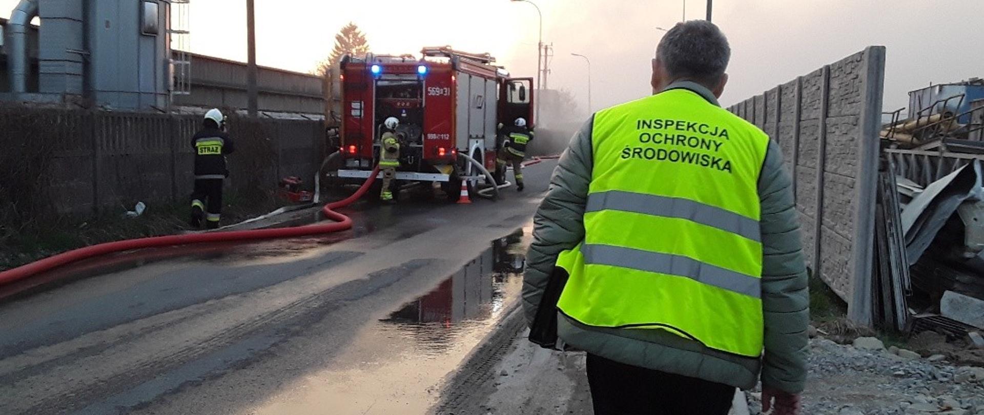 Inspektor WIOŚ dokonuje oględzin podczas akcji gaśniczej.