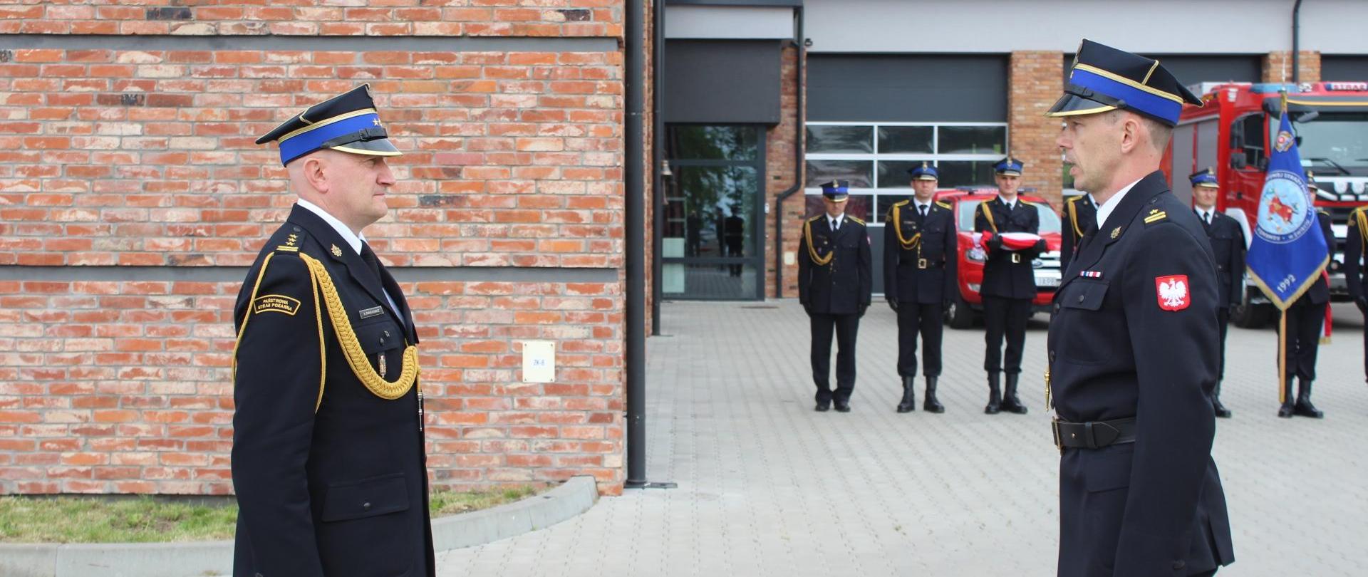 Na zdjęciu młodszy brygadier Michał Grugel meldujący Kujawsko Pomorskiemu Komendantowi Wojewódzkiemu Państwowej Straży Pożarnej starszemu brygadierowi Rafałowi Świechowiczowi o rozpoczęciu uroczystości z okazji Dnia Strażaka