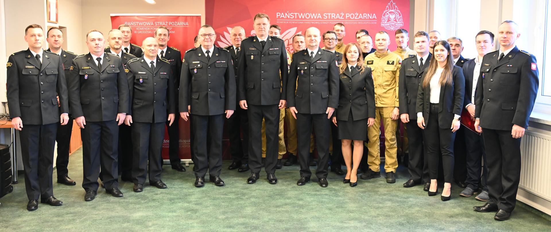 Pracownicy i funkcjonariusze komendy na zdjęciu grupowym