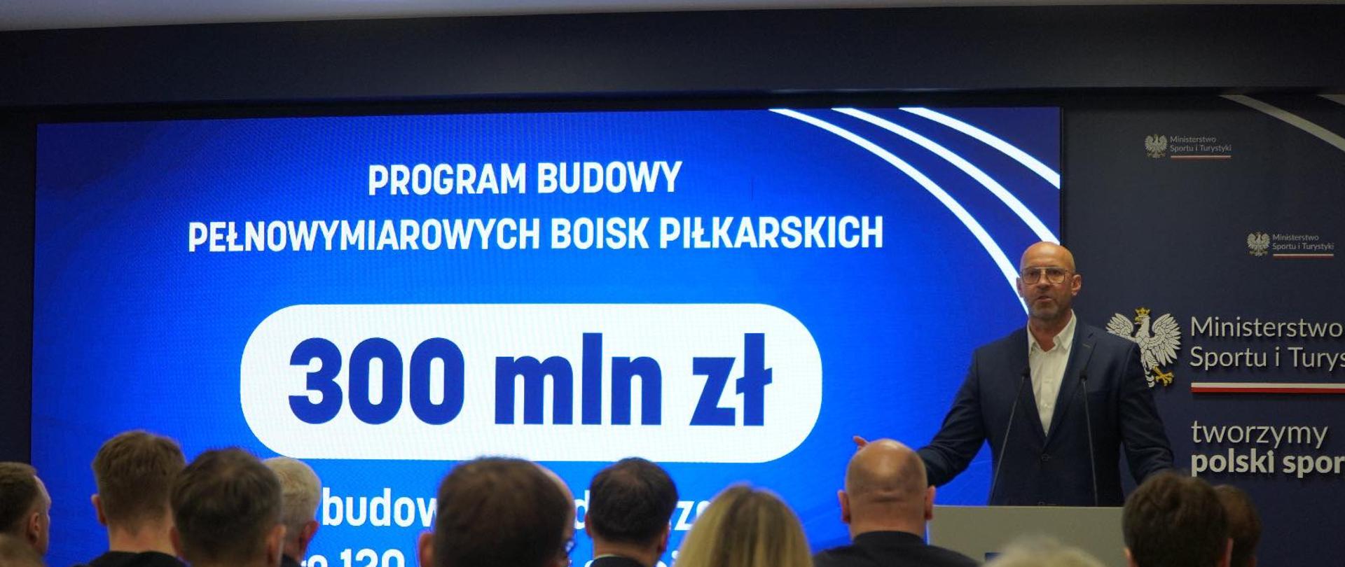 minister Jakub Rutnicki na konferencji ws. programu Nasi na Boisku