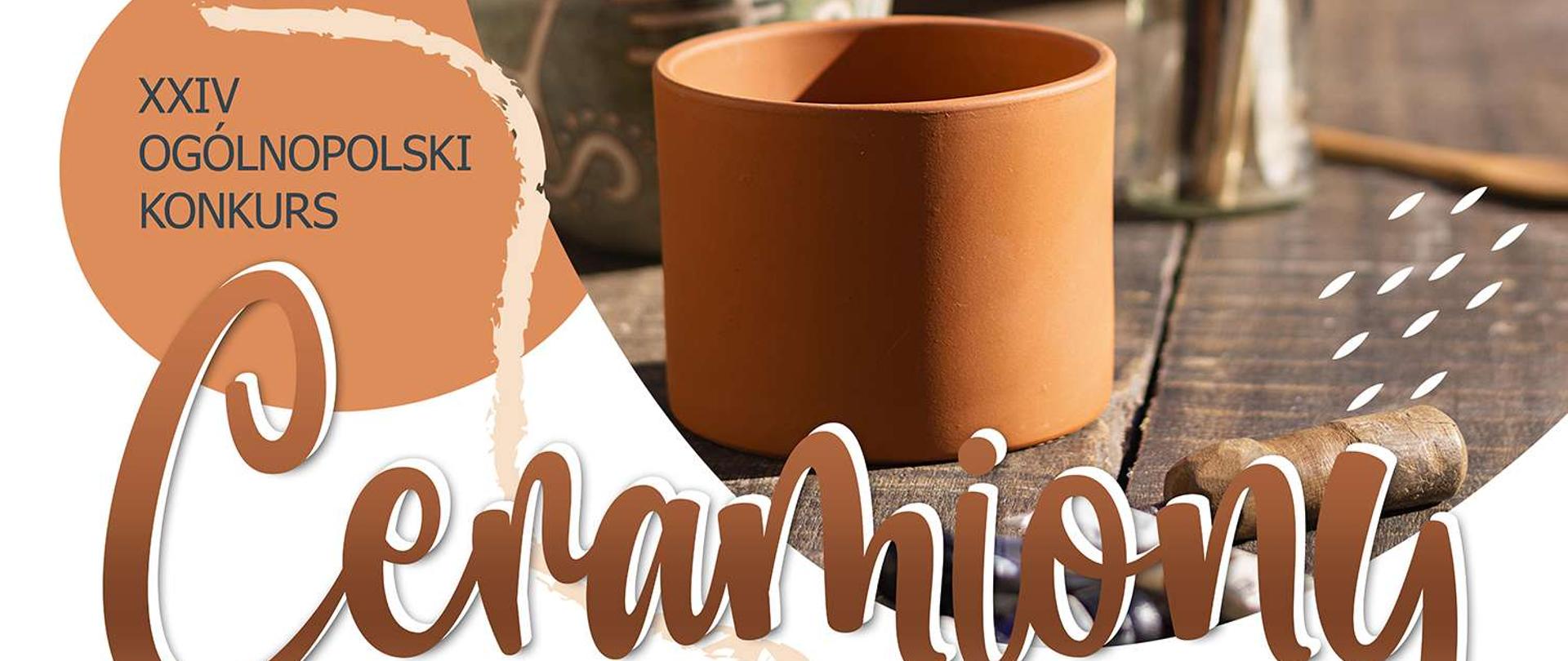 Grafika na białym tle, nieregularnie rozłożone plamy w barwie glinki oraz w tym kolorze napis z nazwą konkursu, po prawej w owalnej formie o czarnym tle fragment zdjęcia z naczyniami ceramicznymi.Na dole loga organizatorów.
