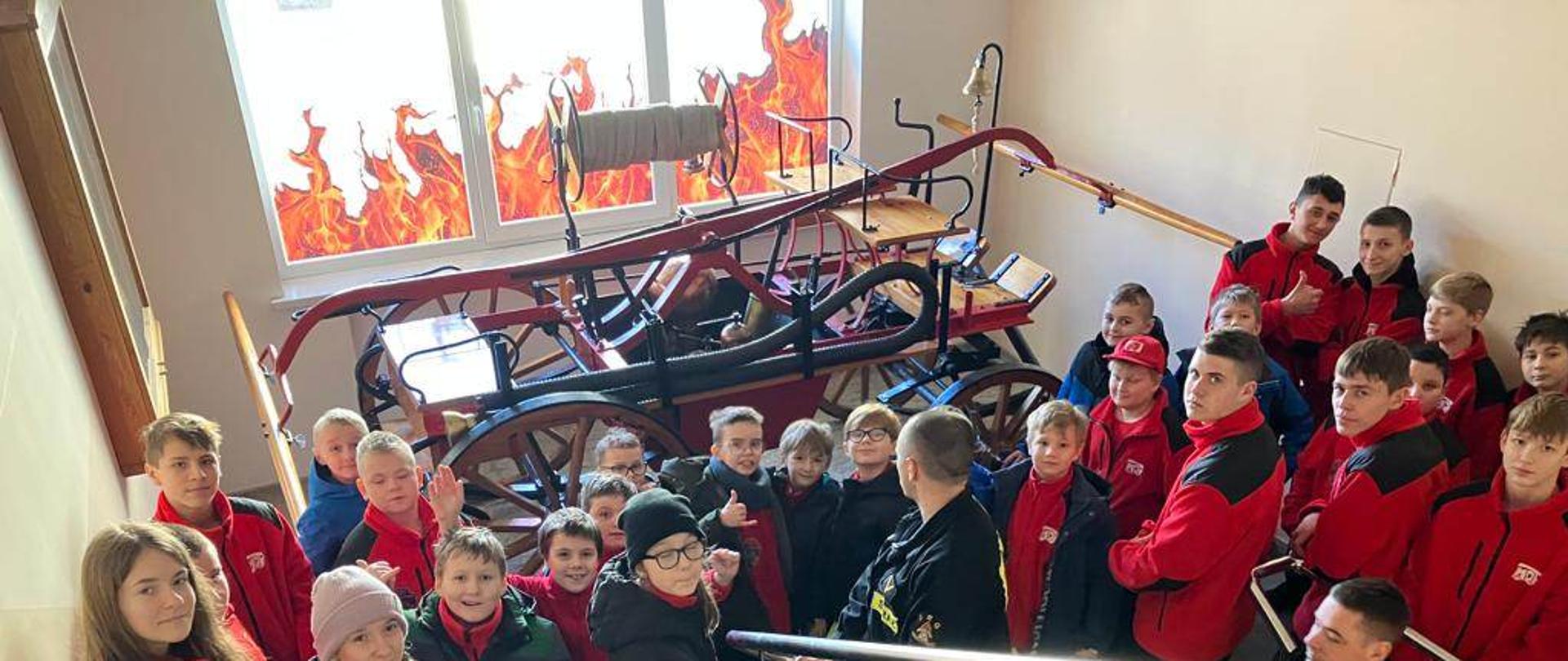 Wizyta młodych Adeptów pożarnictwa z Młodzieżowej Drużyny Pożarniczej Gościejewo oraz z Młodzieżowej Drużyny Pożarniczej Parkowo u strażaków z Jednostki Ratowniczo – Gaśniczej Państwowej Straży Pożarnej w Obornikach. 