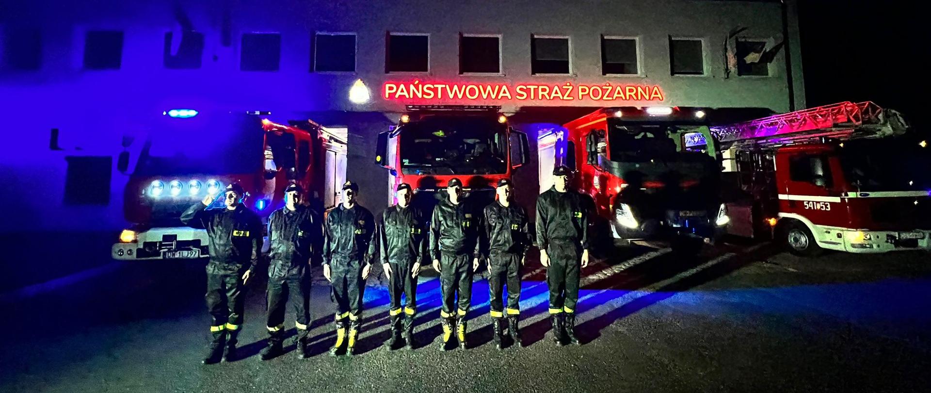 Strażacy oddający hołd poległemu funkcjonariuszowi. 