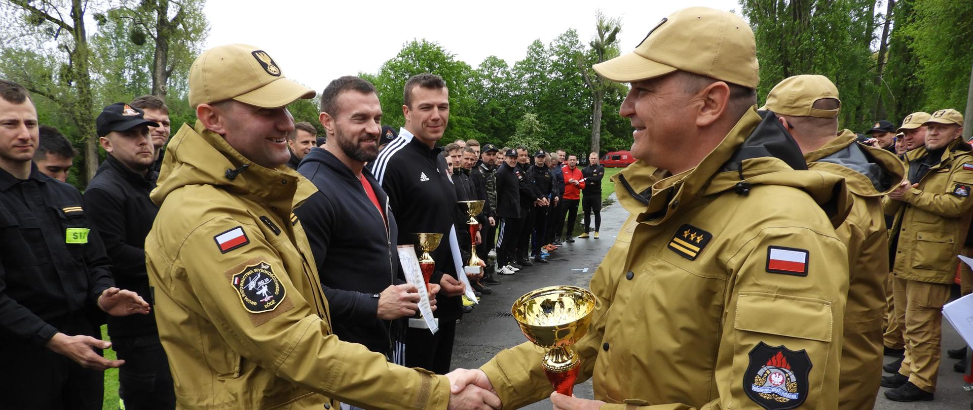 Komendant Miejski PSP w Łodzi wręczający puchar za zdobycie pierwszego miejsca