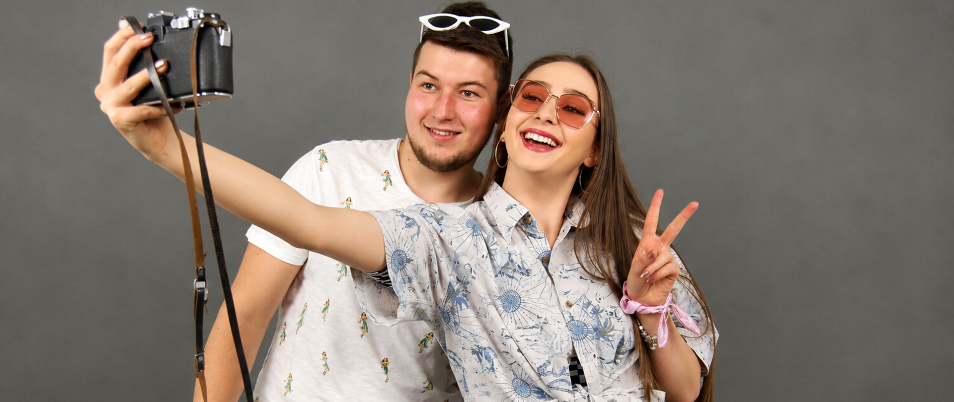 Zdjęcie dwóch osób pozujących do zdjęcia