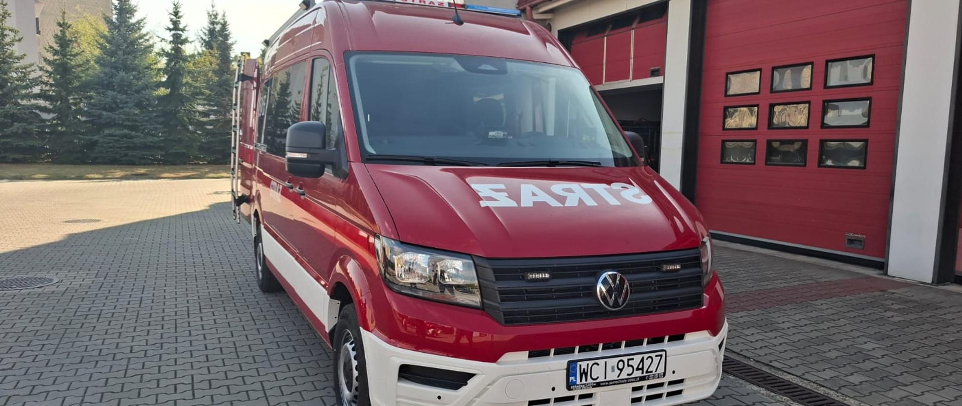 Na zdjęciu widoczny jest samochód specjalny typu mikrobus Volkswagen Crafter.