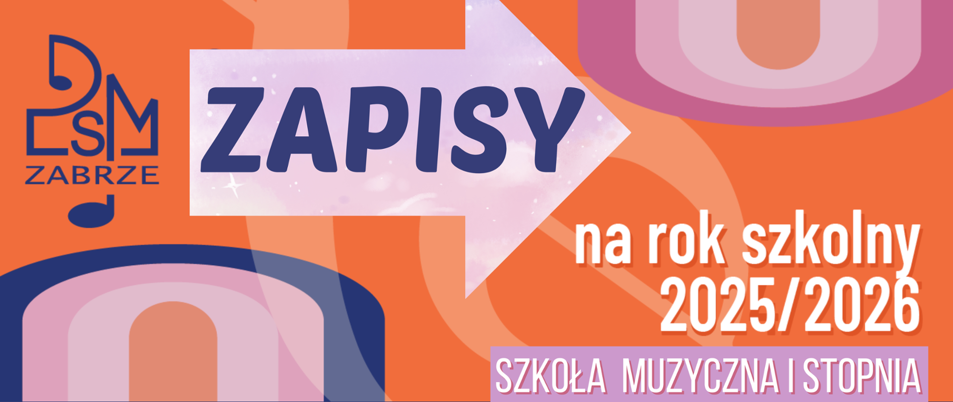 Na pomarańczowym tle znajdują się białe napisy. Po środku granatowy napis "ZAPISY" na tle jasnofioletowej strzałki. Po bokach umieszczono niebieskie logo szkoły oraz ozdobne elementy w kształcie tęczowych łuków w odcieniach różu, fioletu, granatu i beżu. 