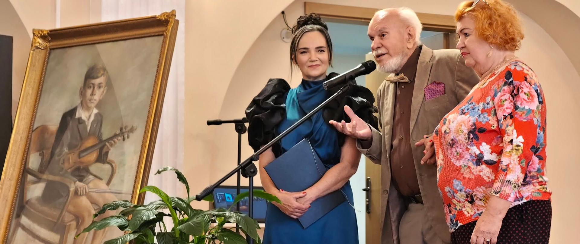 Pani Dyrektor Sonia Wachowska na scenie w sali koncertowej wraz z wieloletnią nauczycielką klasy skrzypiec naszej szkoły panią Janiną Czaja oraz z panem Bruno Czaja