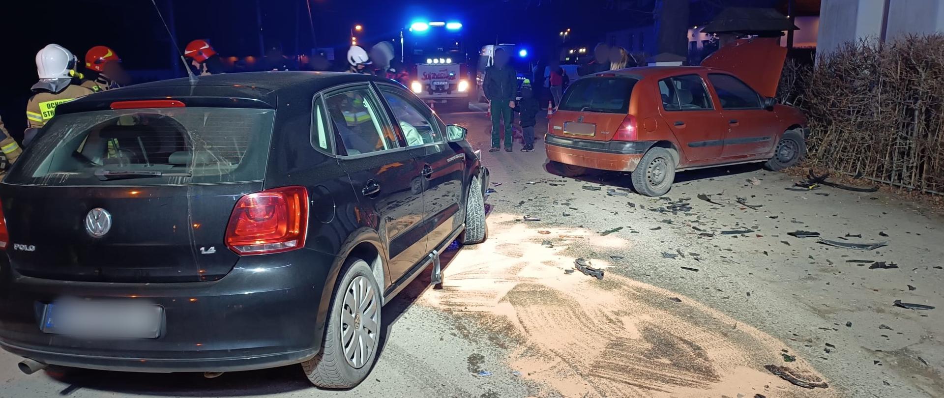 Rozbite samochody blokujące drogę, w tle ratownicy 