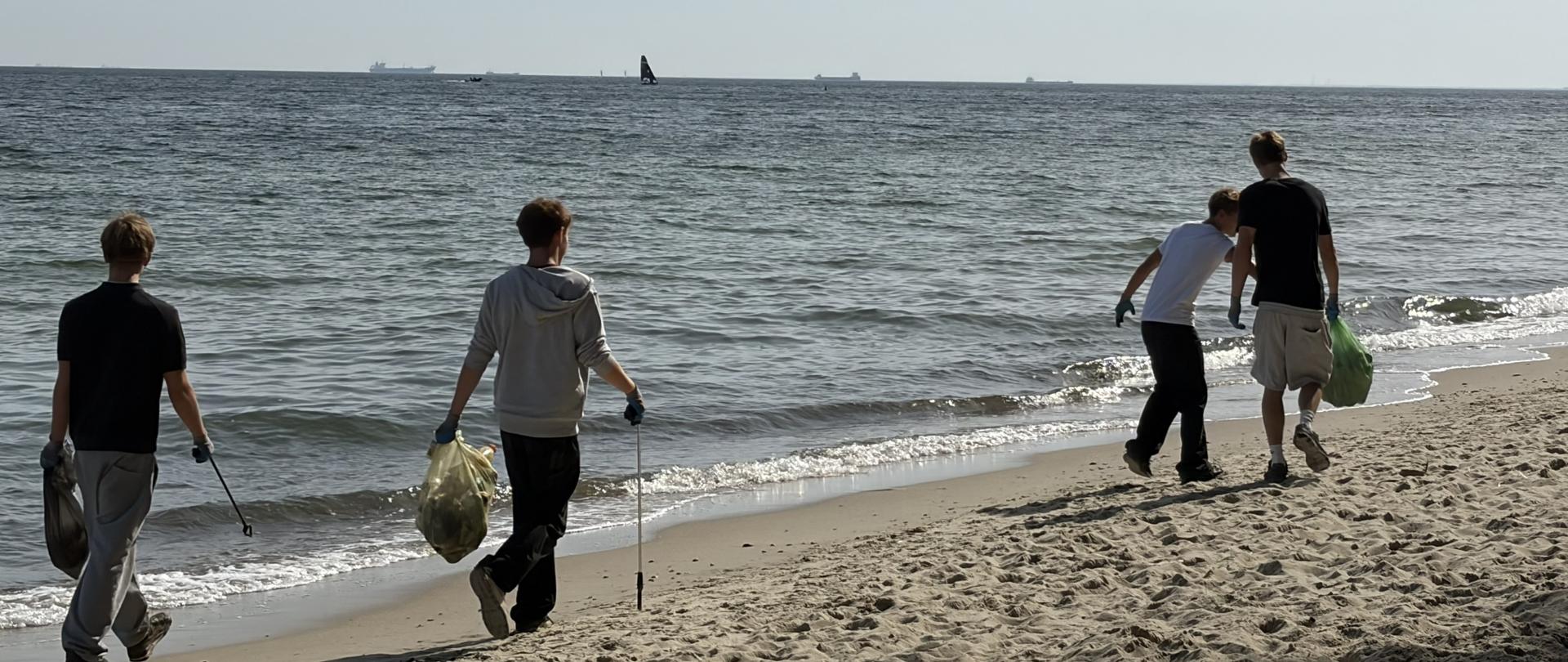 Sprzątanie plaży