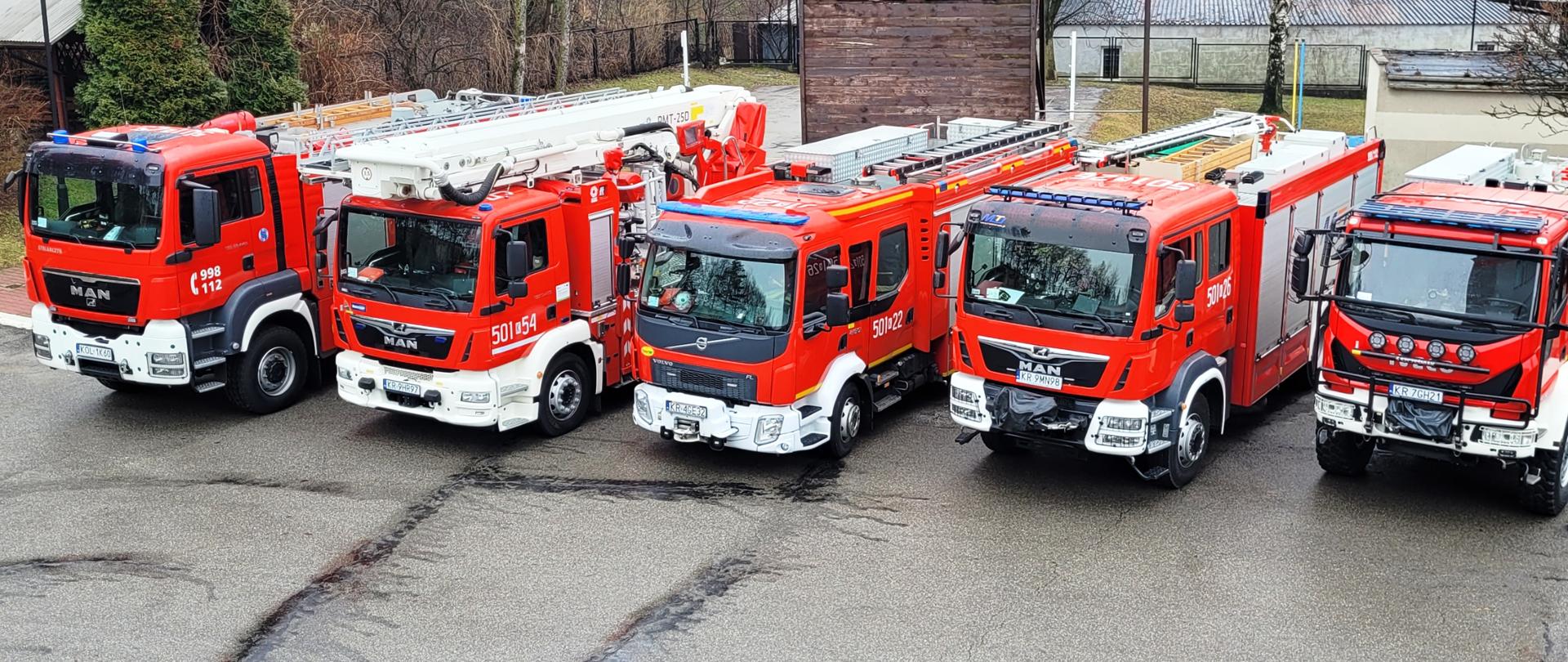 Pojazdy bojowe JRG Olkusz ustawione w szyku