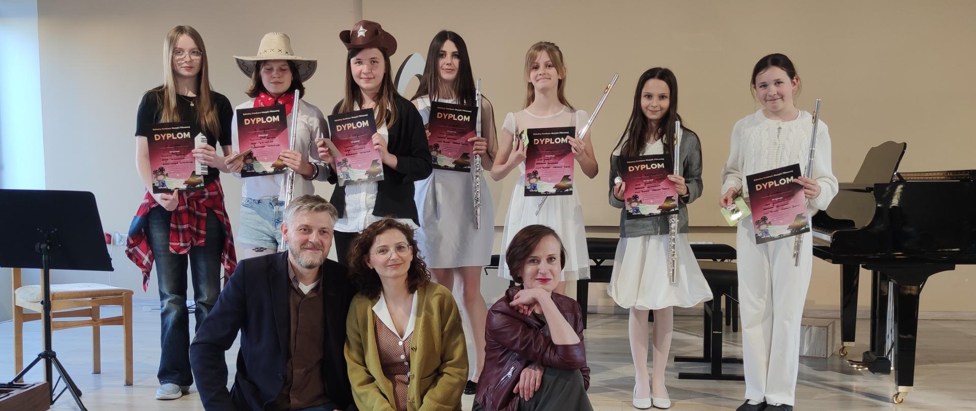 na scenie uczestnicy konkursu i jury