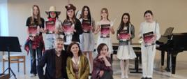 na scenie uczestnicy konkursu i jury
