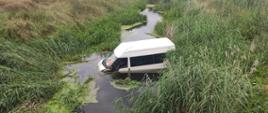 Bus w rowie polskim - wypadł z drogi