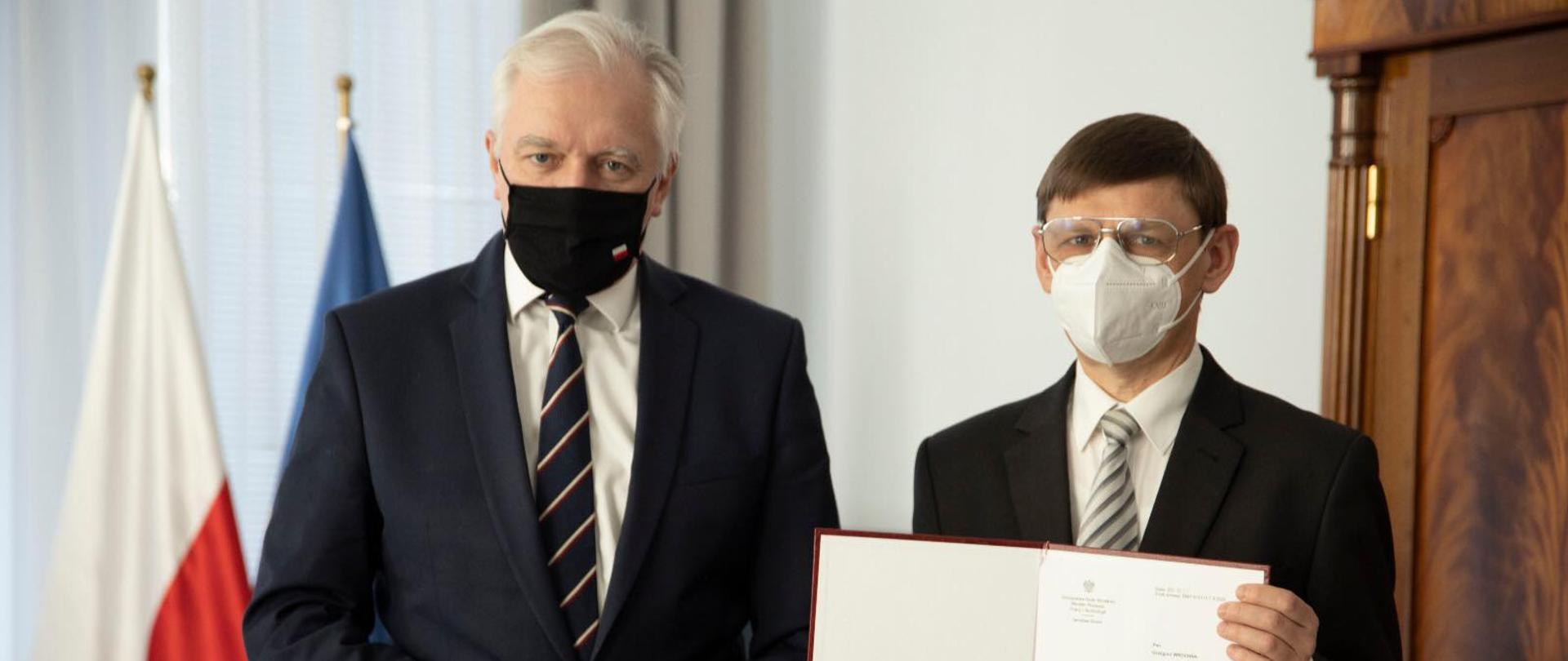 na zdjęciu premier J. Gowin i prof. G. Wrochna podczas uroczystości wręczenia nominacji 