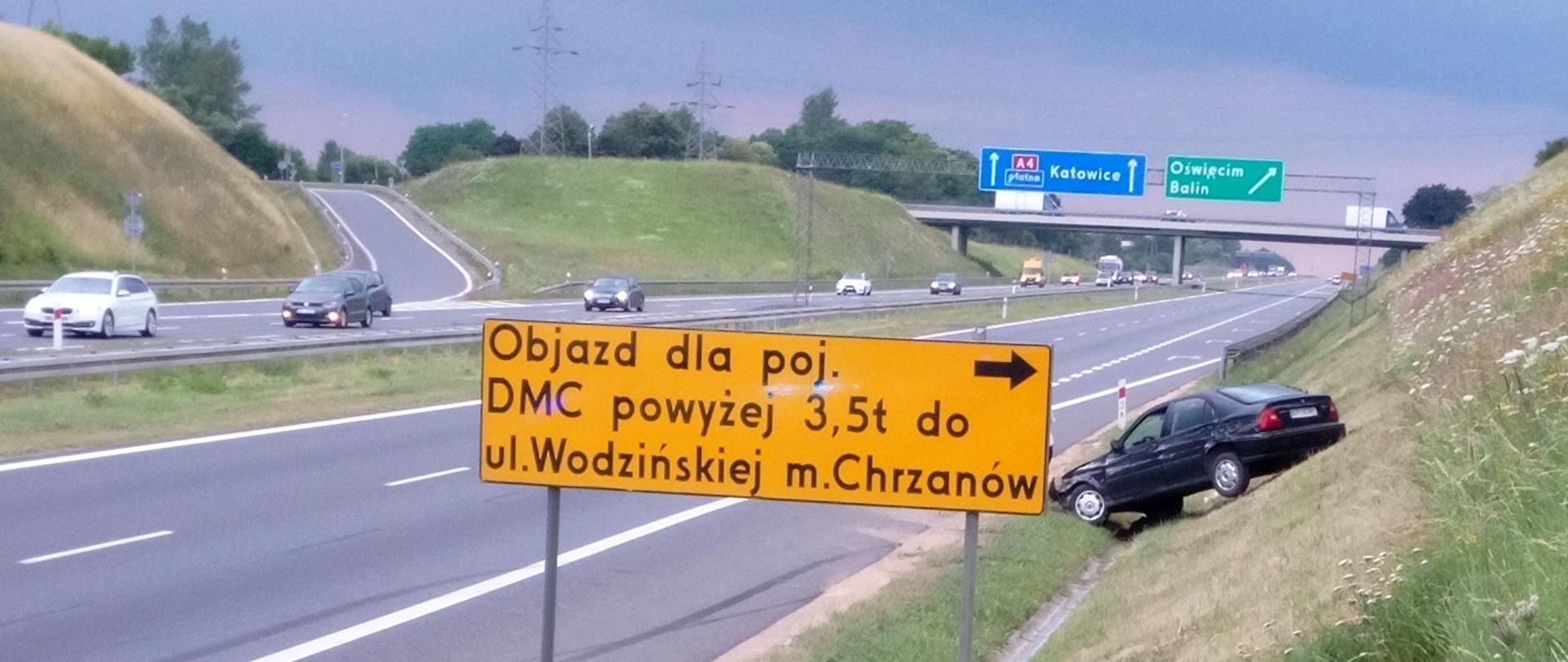 Pojazd osobowy w rowie po zderzeniu z busem