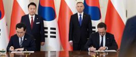 Minister rozwoju i technologii Waldemar Buda oraz koreański minister handlu, przemysłu i energii Chang-Yang Lee podpisują porozumienie o współpracy w zakresie promocji handlu i inwestycji, w tym w szczególności wymiany handlowej, promocji inwestycji i współpracy przemysłowej.