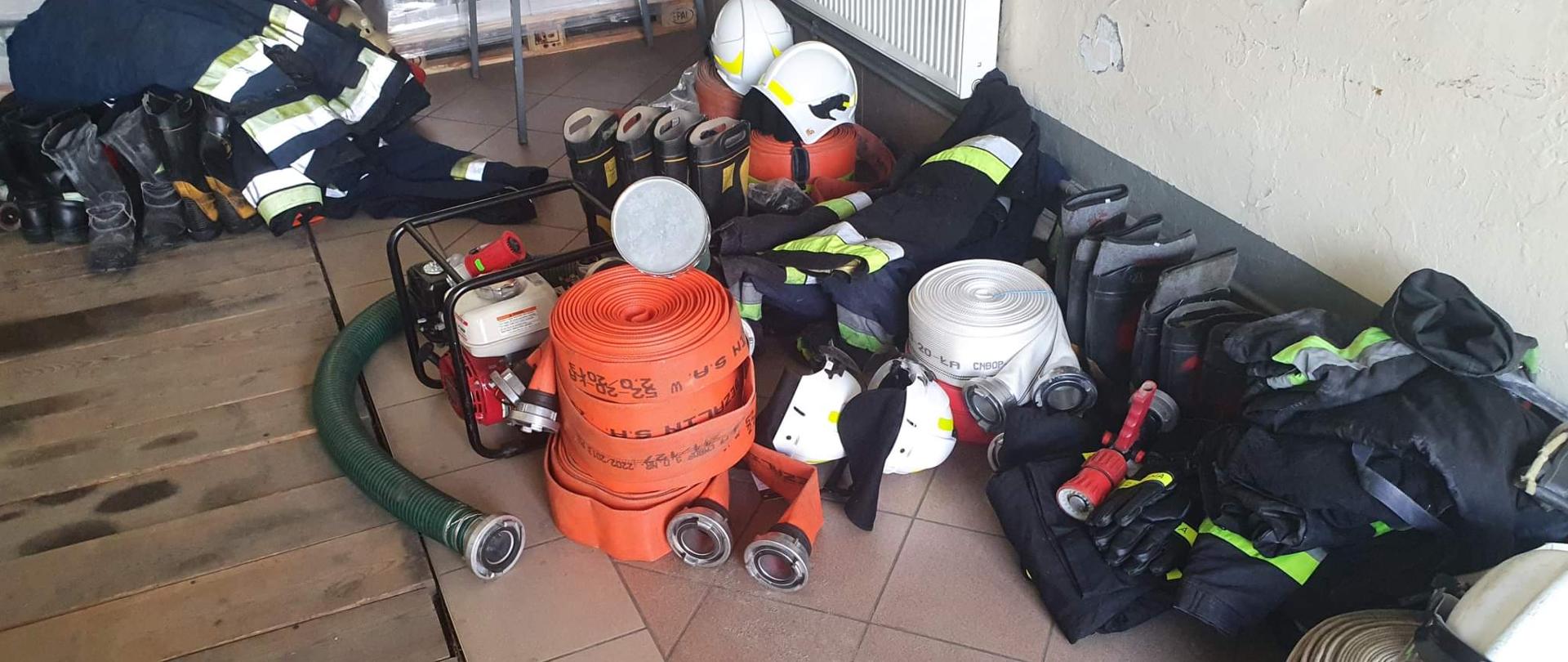 Zbiórka sprzętu pożarniczego dla strażaków z Ukrainy w Komendzie Powiatowej PSP w Żurominie