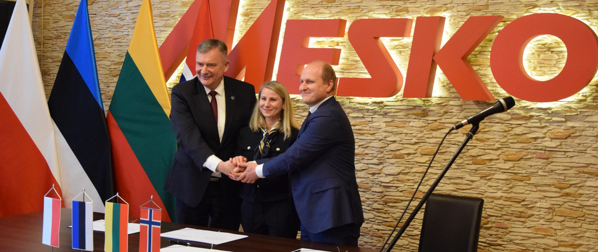 14 listopada w zakładach zbrojeniowych MESKO w Skarżysku Kamiennej odbyło się ważne spotkanie bilateralne pomiędzy wiceministrem obrony narodowej, Pawłem Bejdą oraz litewską wiceminister obrony Moniką Koroliovienė. Głównym tematem rozmów była współpraca w zakresie wzmocnienia obronności obu krajów, a także wspólne działania podejmowane w ramach projektów Unii Europejskiej, takich jak EDIRPA.
