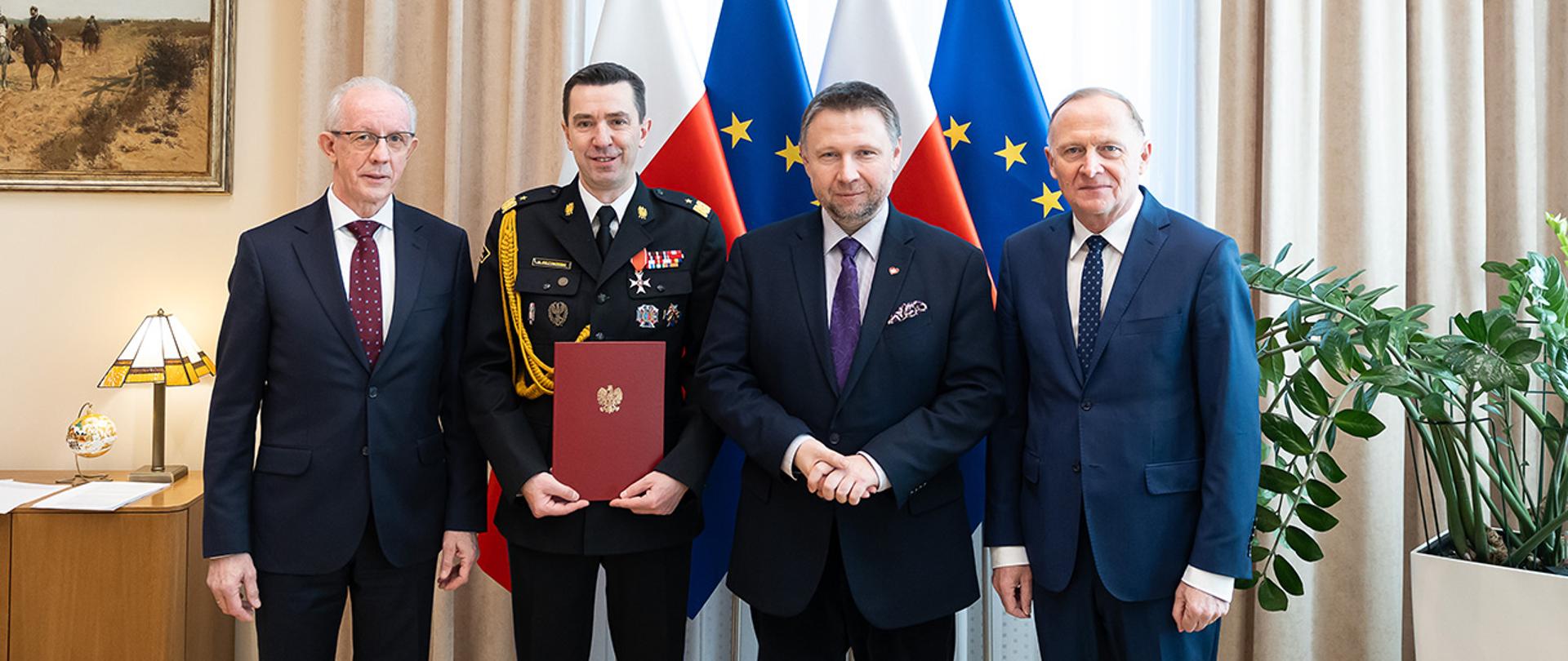 Minister Marcin Kierwiński wręczył powołanie generałowi Mariuszowi Feltynowskiemu na komendanta głównego
Państwowej Straży Pożarnej.